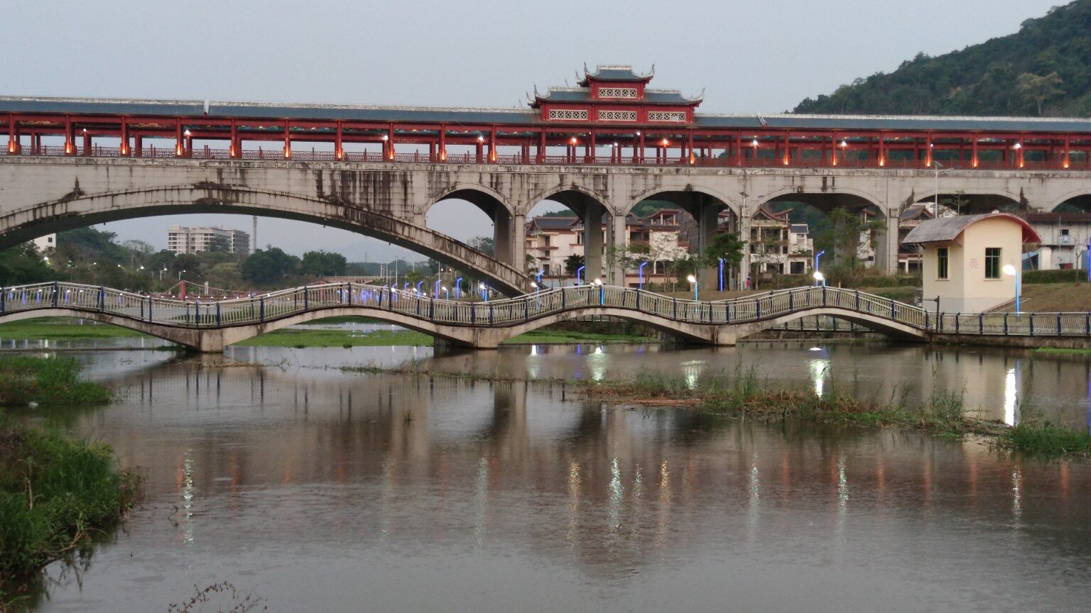 Mehrere Brücken über einem Fluss in Qiongzhong
